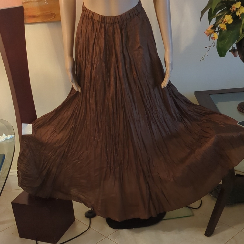 Women's Crinkled Maxi Skirt — Brown
